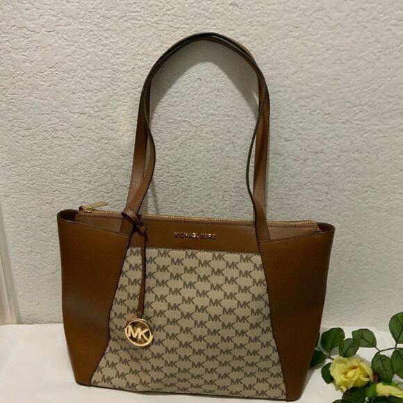 New Michael Kors Maddie Top Zip Tote Bag Vanilla Saffiano Leather